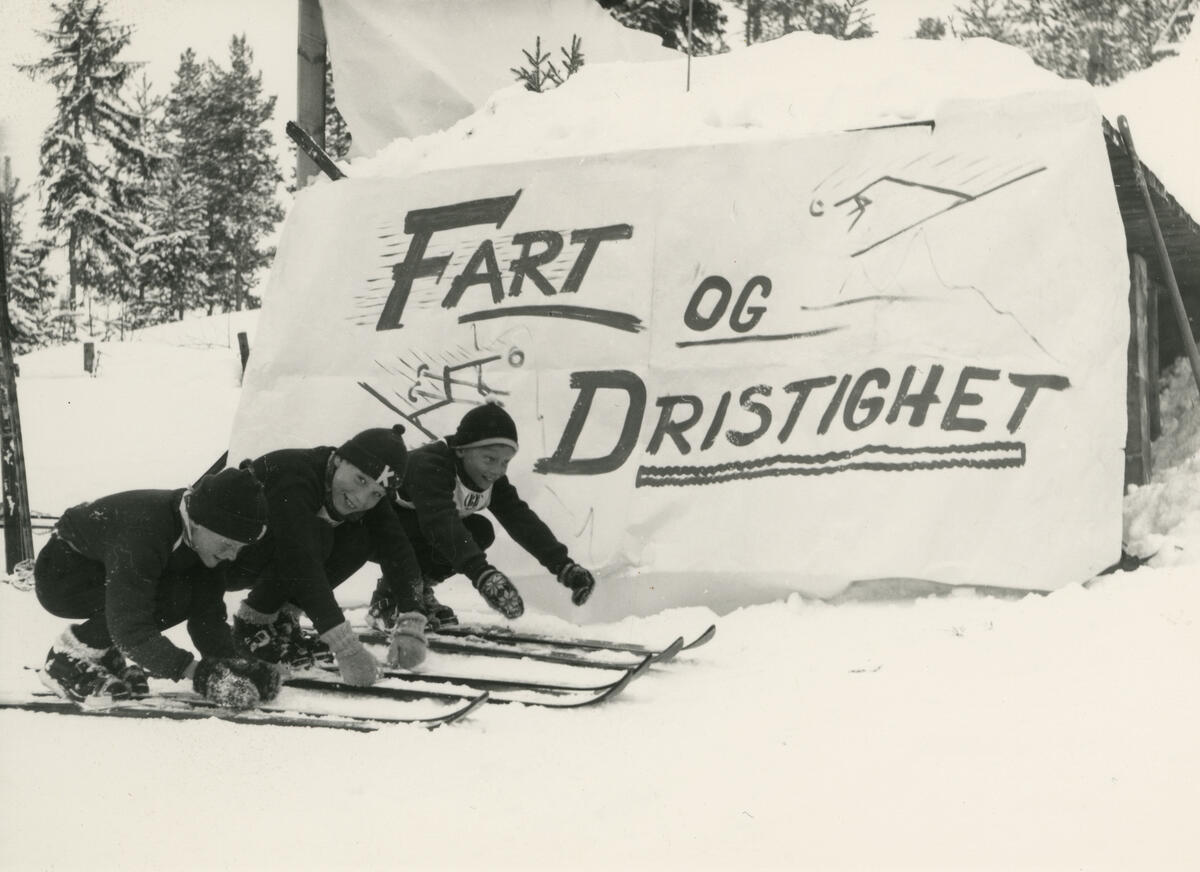 Skiløpere foran skilt. (Foto/Photo)