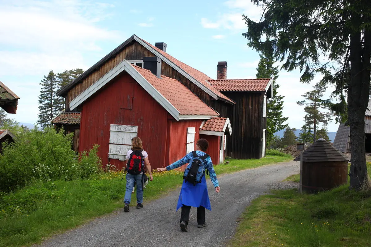 To personer går forbi en gruvearbeiderbolig.