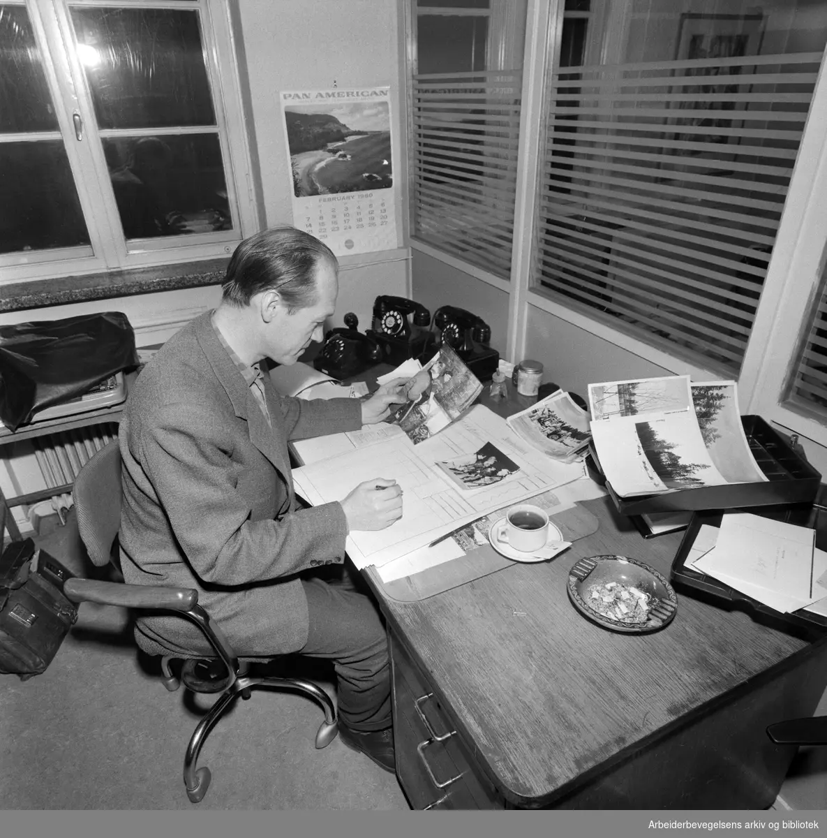 Nattarbeid. Journalist Leif Herbrand Eriksen (1921-2009) på sitt kontor i Arbeiderbladets redaksjon. Februar 1960..