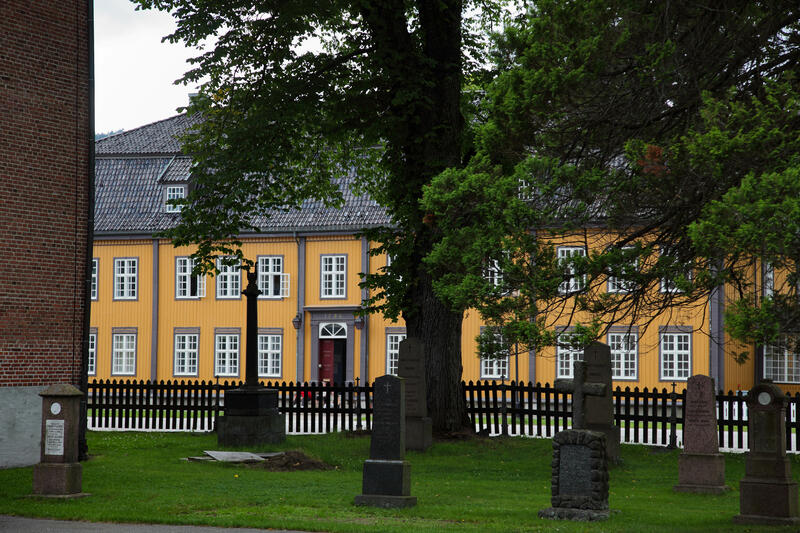 Bergseminaret sett fra kirkegården (Foto/Photo)