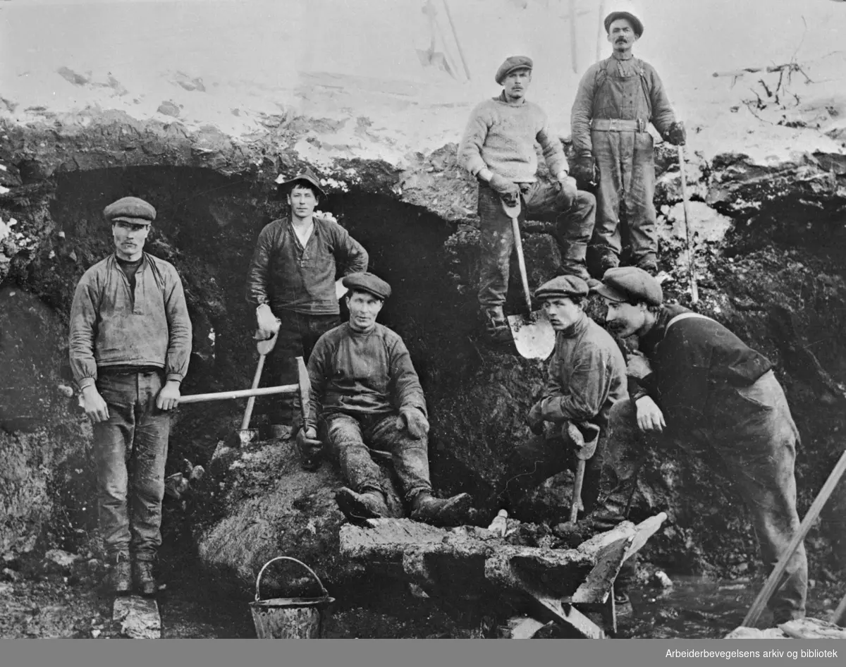 Arbeidslag av jord- og steinarbeidere fra glomfjordutbyggingen, ca. 1925.