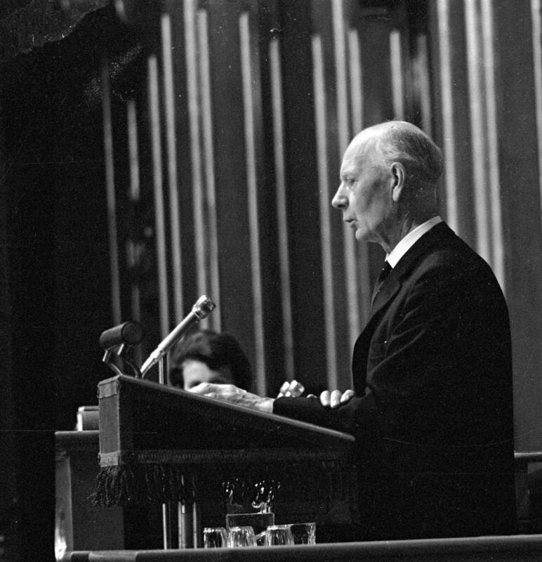 Einar Gerhardsen på talerstolen (Foto/Photo)