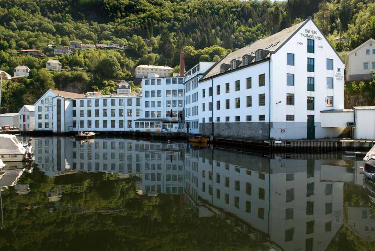 Bygda Salhus utanfor Bergen, med den tidlegare tekstilfabrikken Salhus Tricotagefabrik sett frå sjøen.