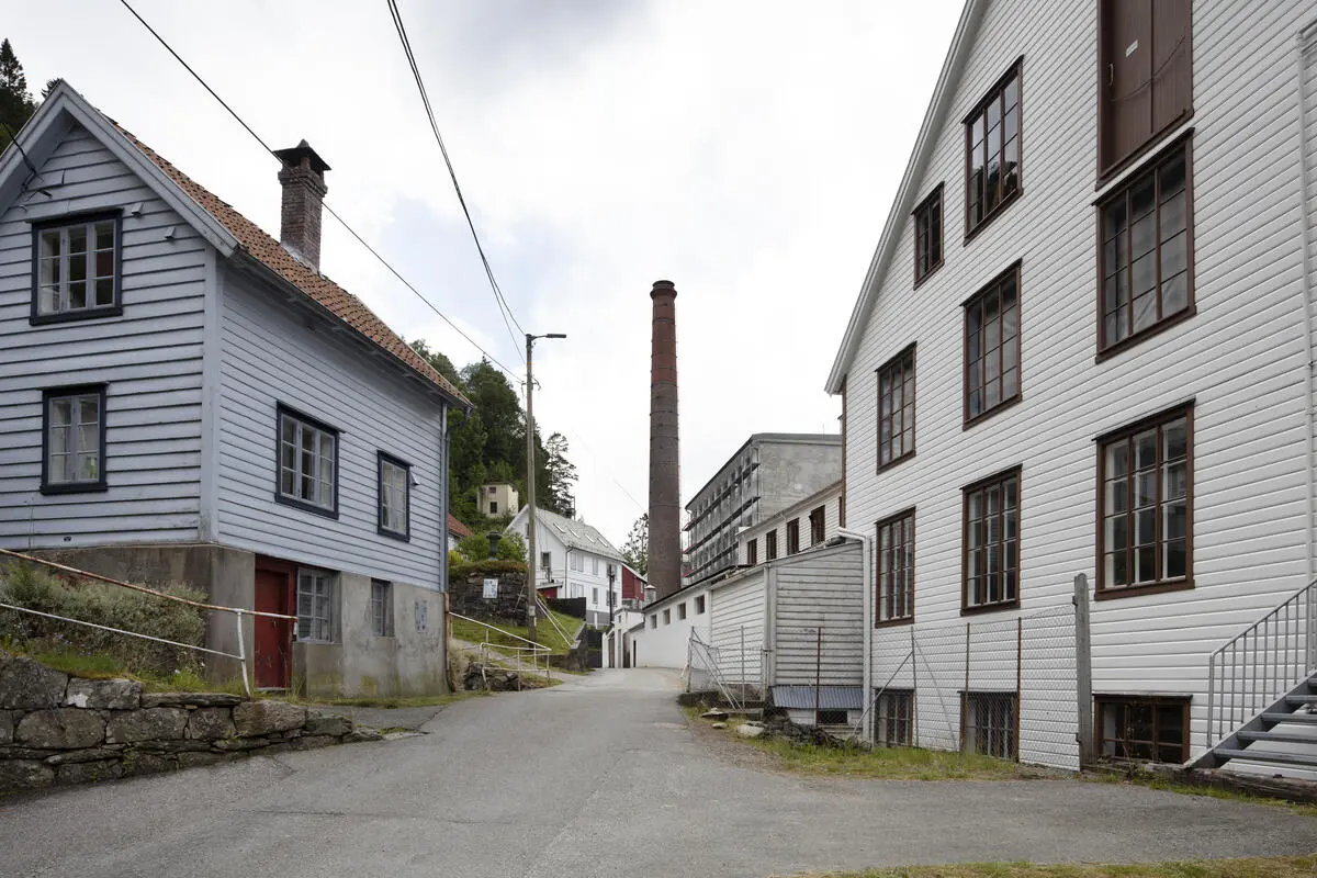 Bygda Salhus utanfor Bergen, med den tidlegare tekstilfabrikken Salhus Tricotagefabrik og arbeidarbustadar..