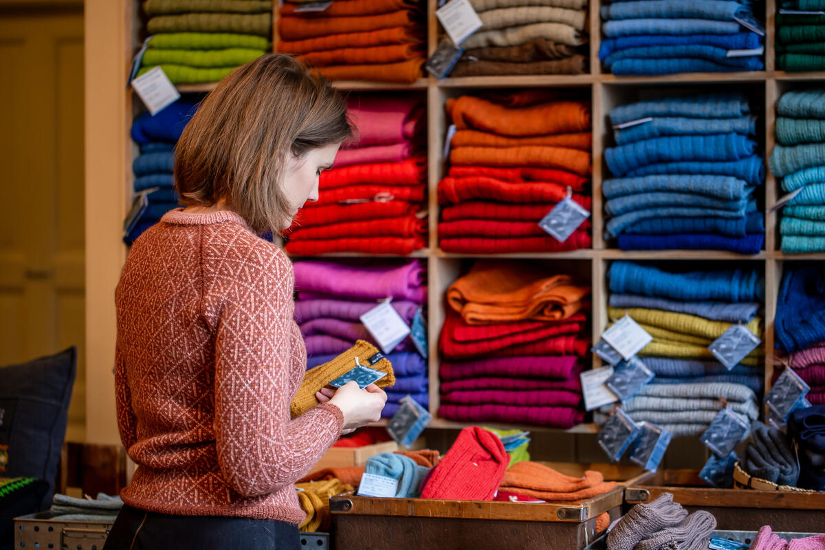 kvinne ser på produkt i butikklokale (Foto/Photo)