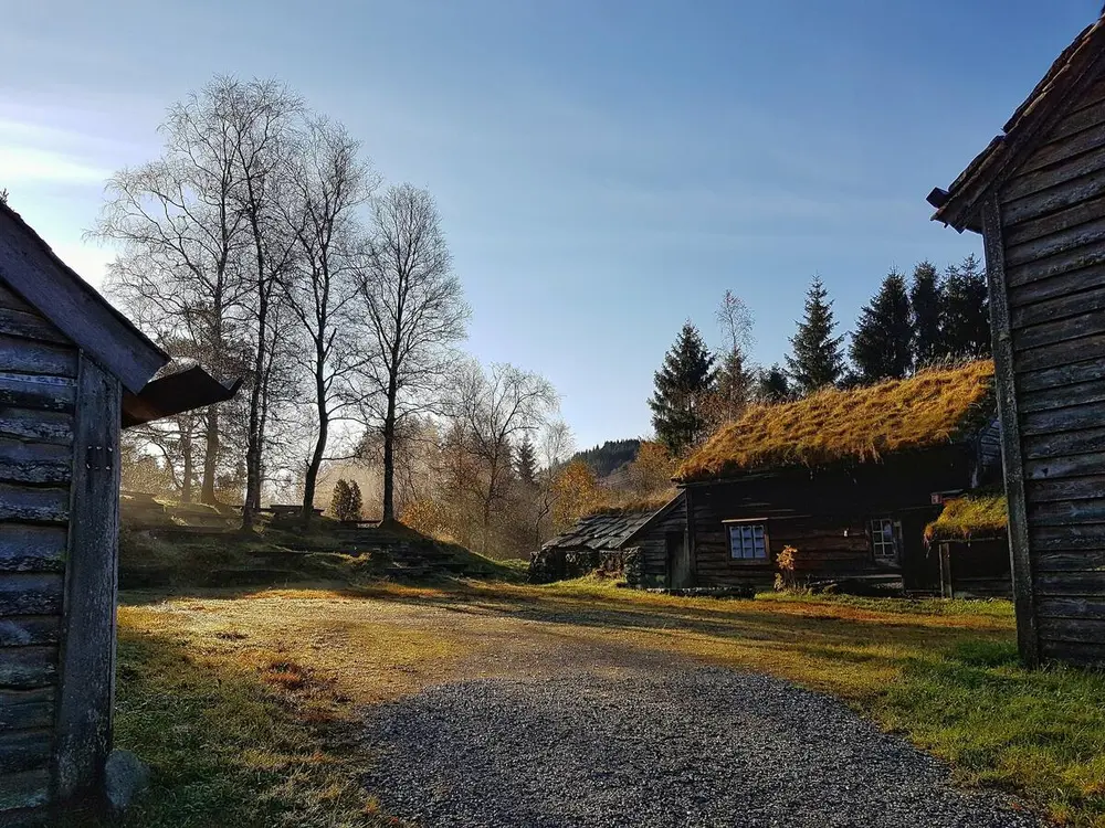 museumsbygningar i solnedgang om hausten