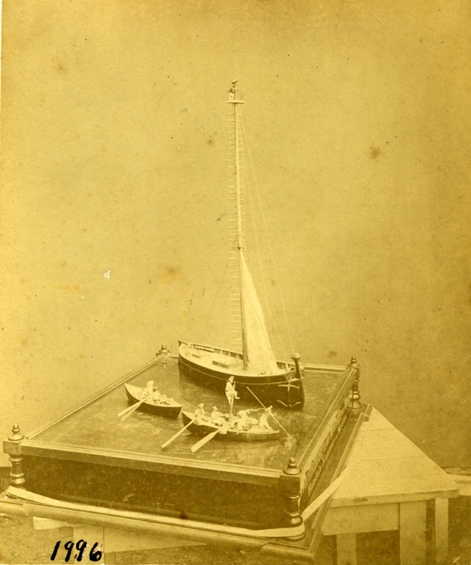 Modell av italiensk sverdfisk-fangstbåt fra Messina med båter under fangstarbeidet