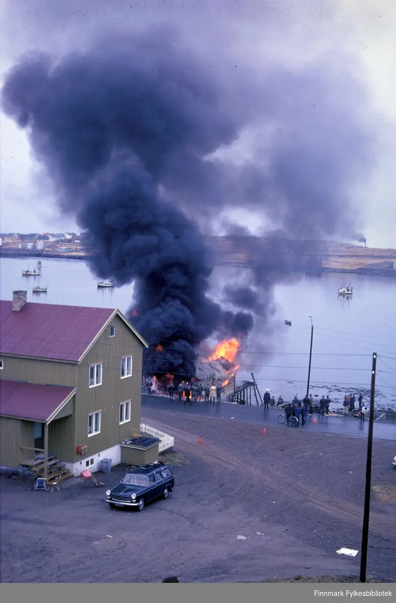 Bekolakaia brennes (kontrollert) på 1970-tallet i Vadsø. Vadsøya i bakgrunnen.