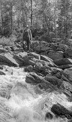 Fløtersjef Edvard Oppi (1897-1976), fotografert i en berglen