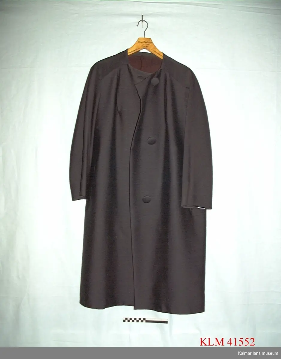 KLM 41552. Kappa, damkappa. Enkelknäppt kappa av brunt tyg, rak modell, kraglös, stora klädda knappar.