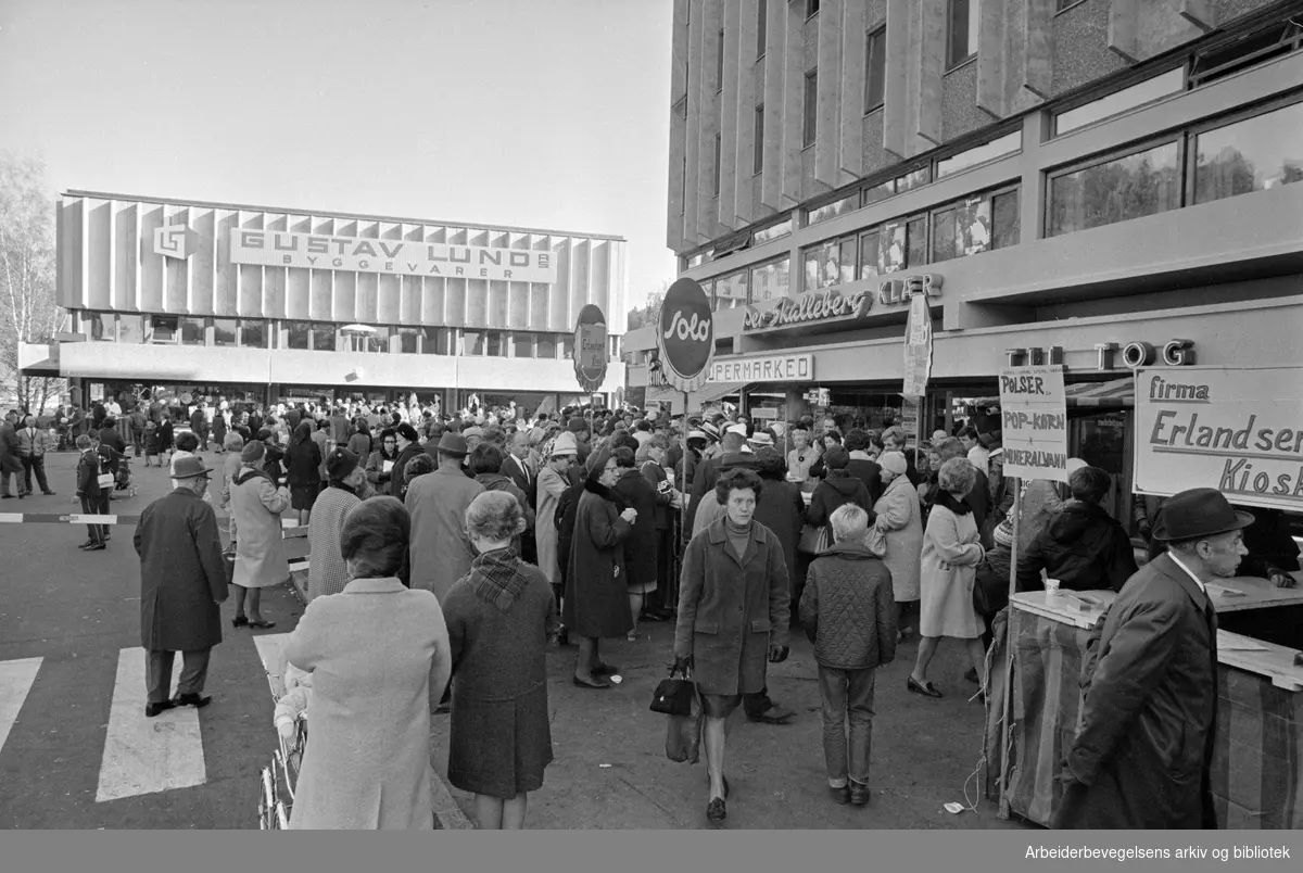 Fra åpningen av det nye butikksenteret i Sandvika. 9 oktober 1968.