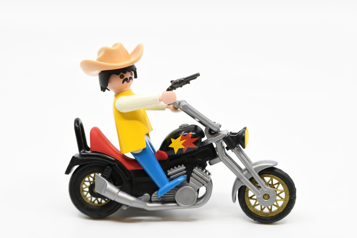 En cowboy på motorsykkel av merket Playmobil.