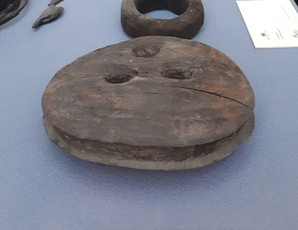 Stor jungfru av ek från Riksäpplet (förlist 1676). Oval form med kip för stropp samt 3 taljerepshål.