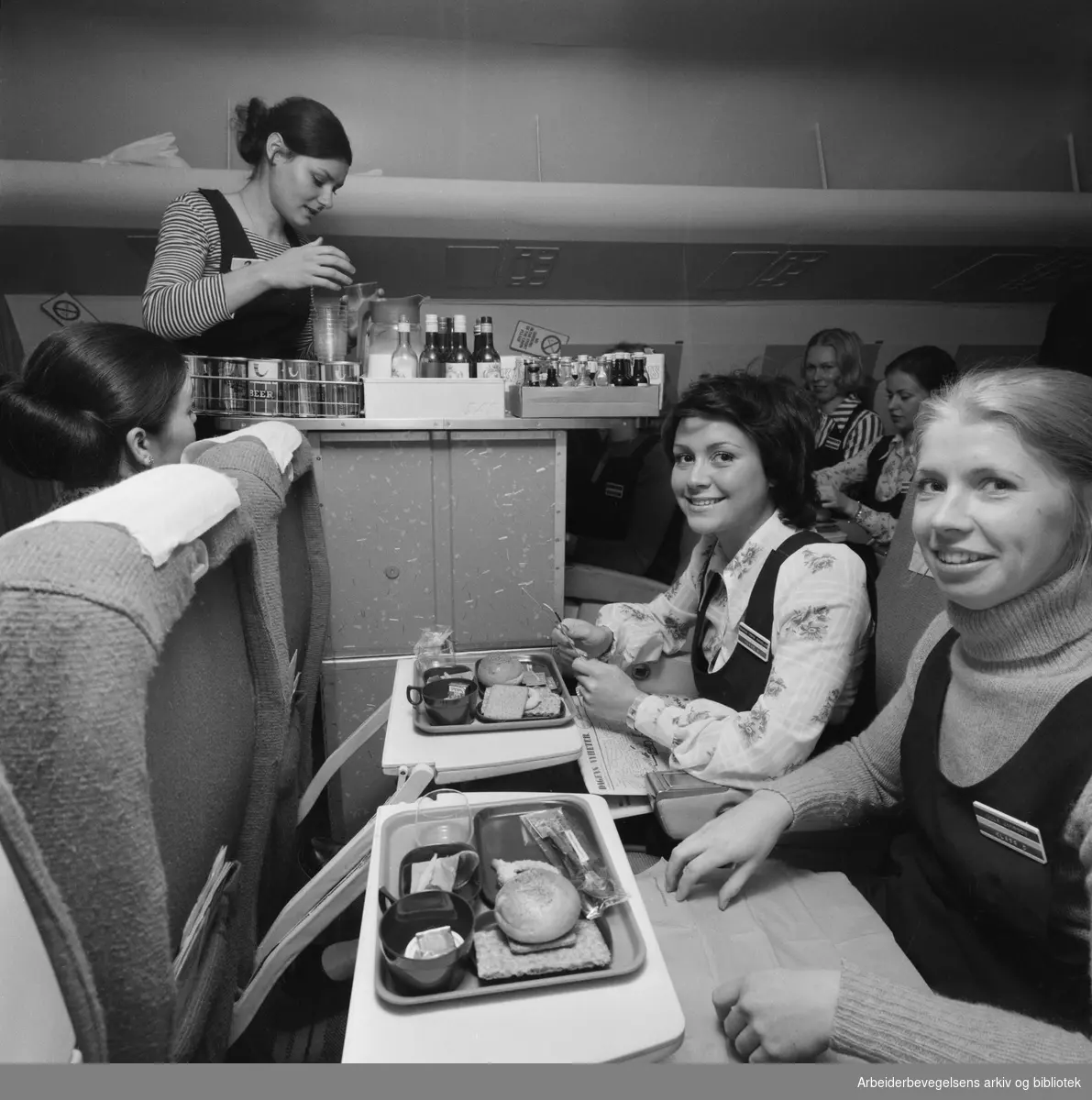 Kurs for flyvertinner i SAS på Park Hotel i Sandefjord. Undervisningen finner sted i en tro kopi av kabinen på en DC-9 i kjelleren på hotellet. April 1973.