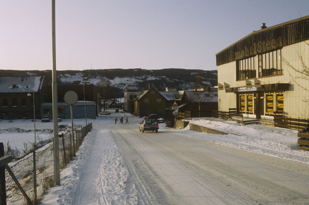 Lillehammer.  Løkkegata sett mot vest fra jernbanebrua.
