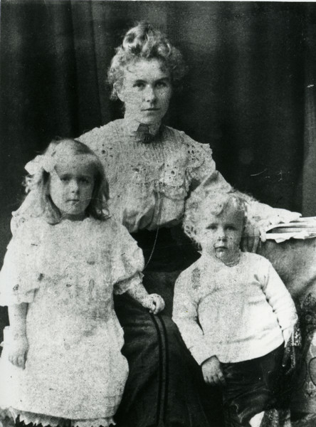 Væreierfrue Signe Eriksen (født Pedersen) med barna Gerd Elisabet og Aage, bosatt i Langenesværet i Vesterålen.