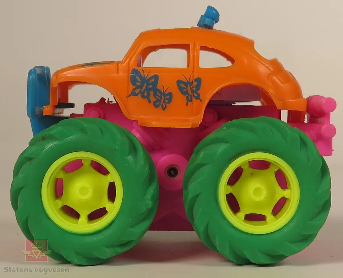 Samling av 8 "monstertruck" modellbiler. Bilen på bilde nr. Det er 2 røde, 2 blåe, 1 rosa, 1 grønn, 1 oransje og 1 gul bil. Alle bilene er laget av plast.