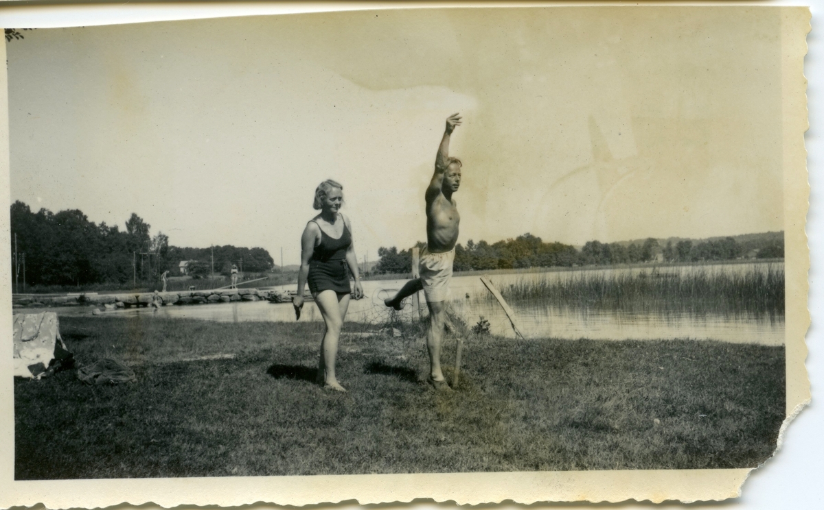 Rosa Pettersson (född Krantz) och kusinen Arnulf Thorvaldsen (från Tönsberg i Norge) kastar varpa, 1930-tal. De är vid Tulebosjöns badplats som användes av personal och boende på Steretered.
Relaterat motiv: 2007_0007 (Mölndals stadsmuseum).