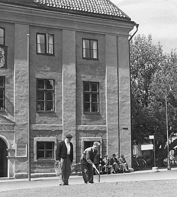 Två män arbetar på torget framför Gamla Rådhuset Jönköping.