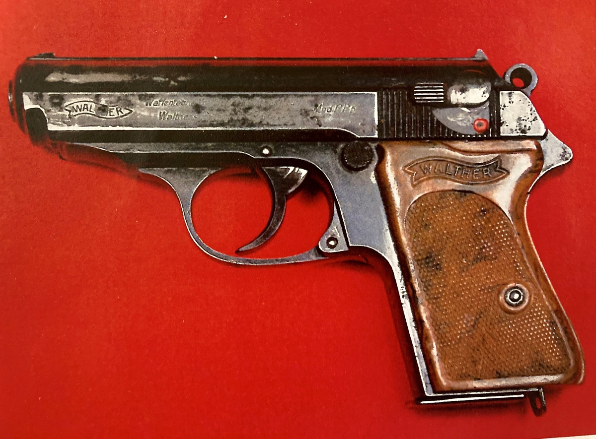 Pistolen er en Walther PPK, kaliber 7.65.
Fabrikasjonsnr. 844882.