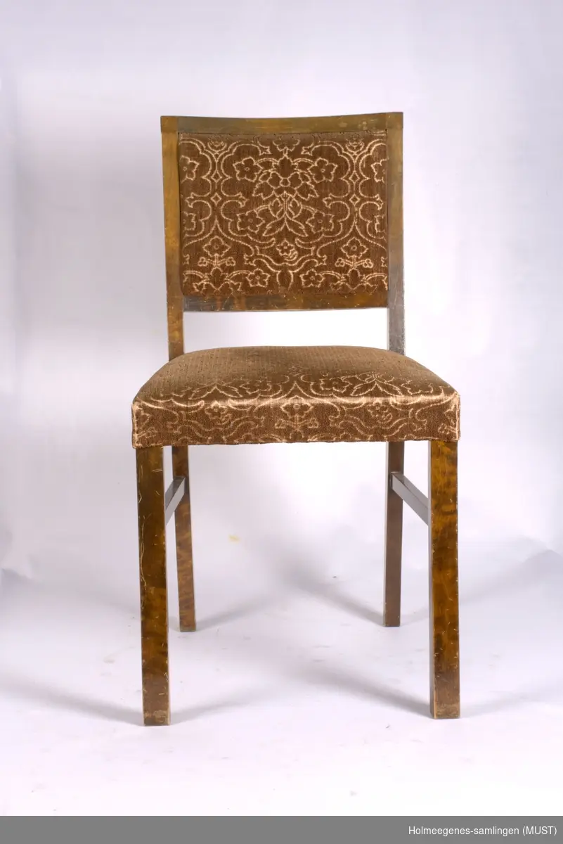 Spisestuestol trukket med mønstret stoff i sete og rygg