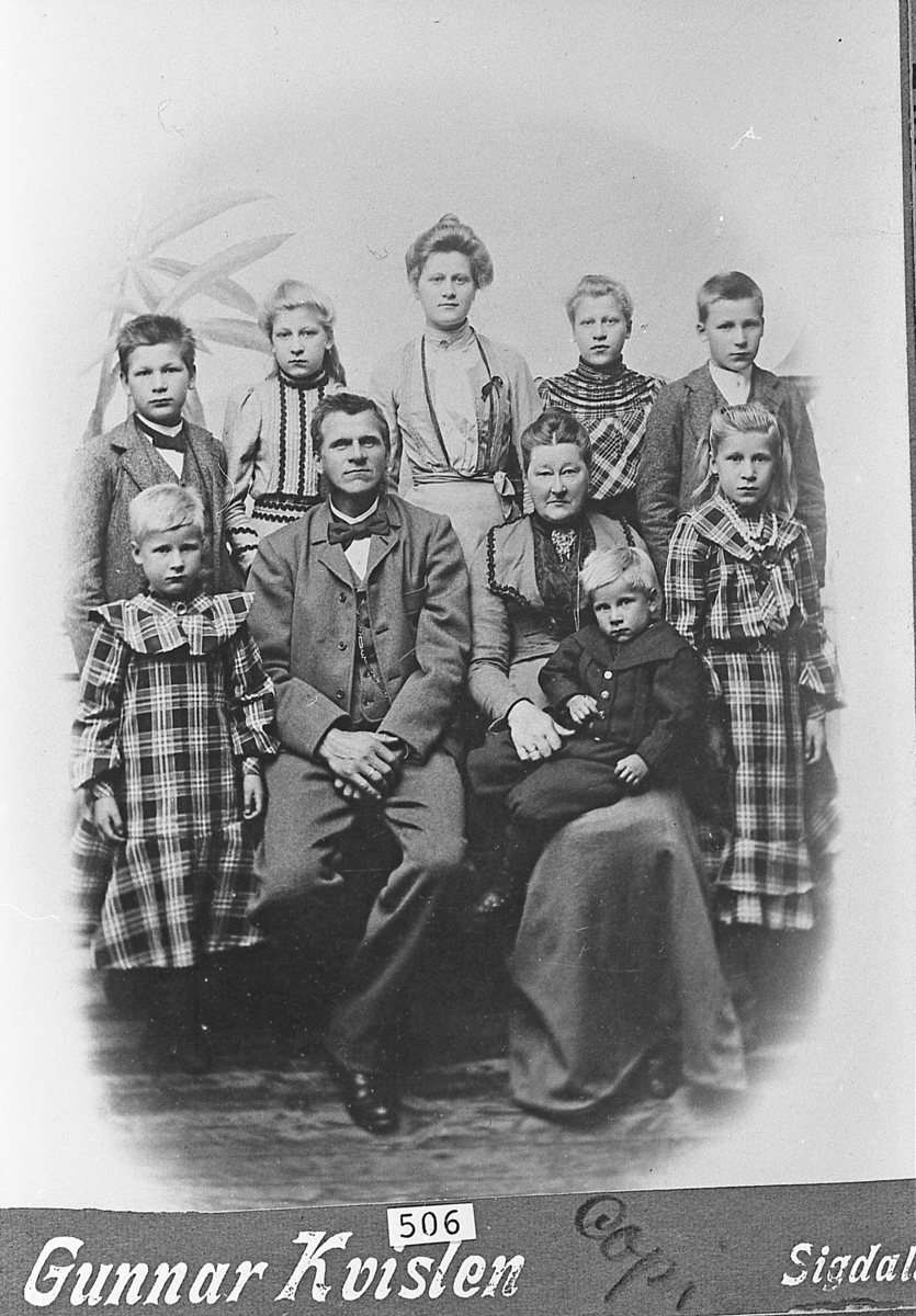Familieportrett. Jørand og Thorsten Eken med barn. Atelierfotografi av Gunnar Kvislen, omkring 1904.