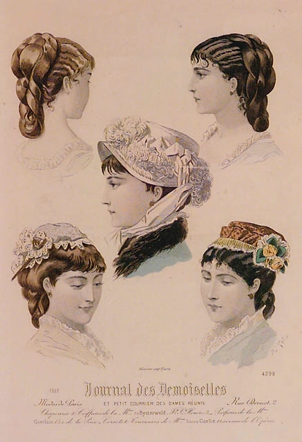 Sex olika modetavlor, varav fem med klänningar och en med hattar, från 1800-talets sista decennier. Förmodligen nytryck. En är större än de andra. Har prytt väggarna i fröknarna Fribergs hattaffär Styff-Lindbergs Eftertr på Österg i Landskrona. Tavlorna är inramade hos Glas-Edlund, sedermera Edlunds