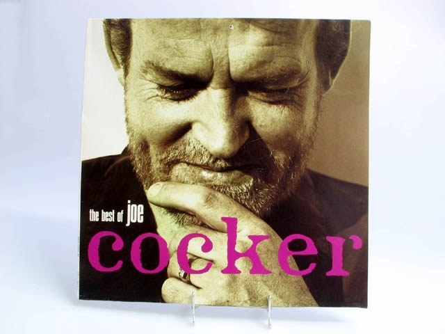 Skivomslag till Joe Cockers LP-skiva "The best of Joe Cocker"
På framsidan finns en stor bild av artistens ansikte i svart- vit. Text i vitt och cerist. På baksidan finns skivans låtar samt ett porträtt av artisten..
På ryggen av fodralet står skivans titel samt artistens namn.
De två LP-skivorna saknas.