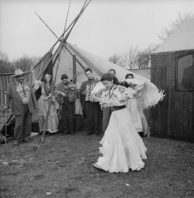 Zigenare underhåller vid Vårfest på halvmånen. Zigenerska dansar ackompanjerad av fiol och dragspel