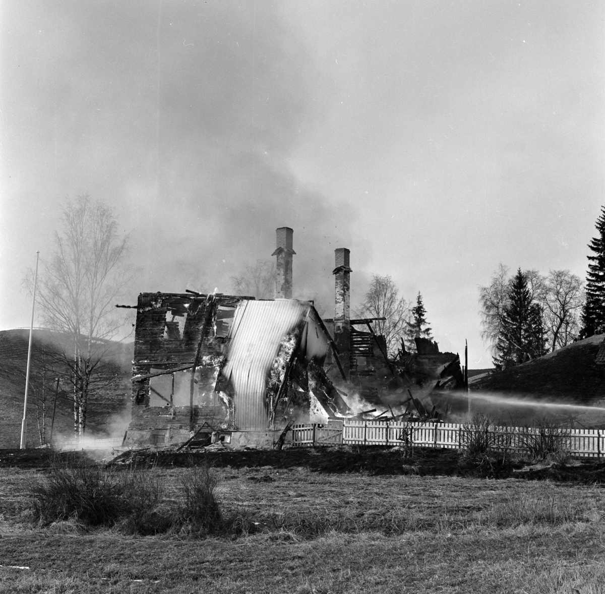 Solheim skole brenner og slukkearbeid pågår. Gjerdrum 1961-1963