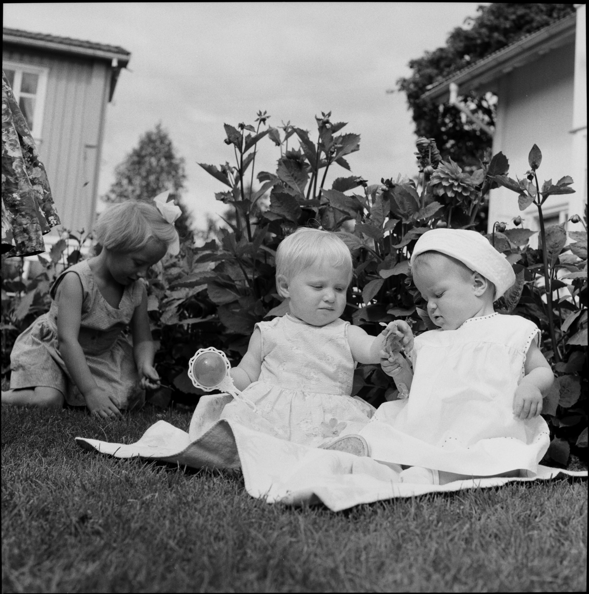 Barn sitter i gresset Nordby gård 1961-63, Gjerdrum