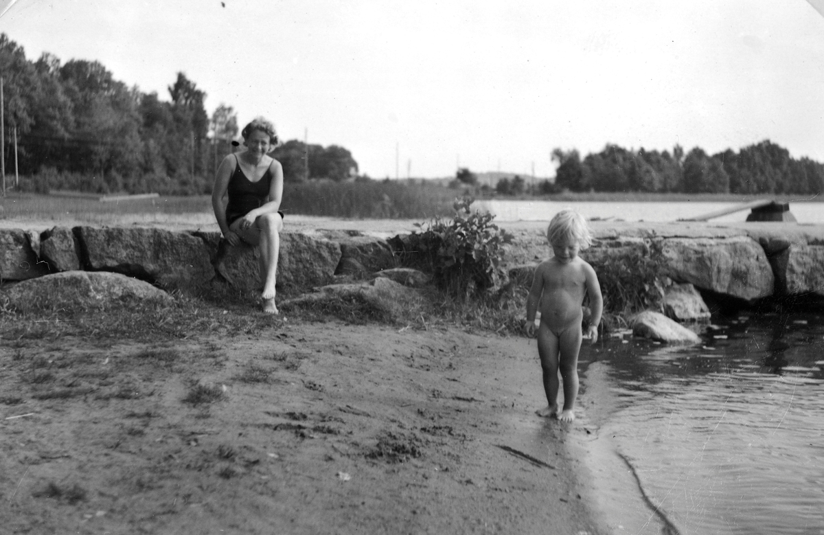Rosa Pettersson (1912 - 1994) och dottern Eva (född 1944, gift Kempe) vid Stenbryggan, Stretereds badplats, Tulebosjön år 1946.