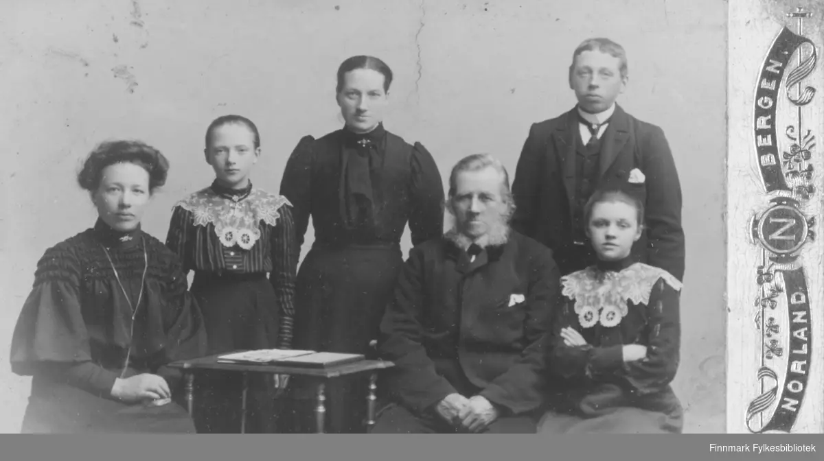 Familie portrett tatt av fotograf Selmer Malvin Norland (1875-1931), Bergen. Personene er ukjente.