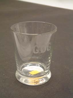 Ofärgat glas med vita graverade initialer för GDG.
