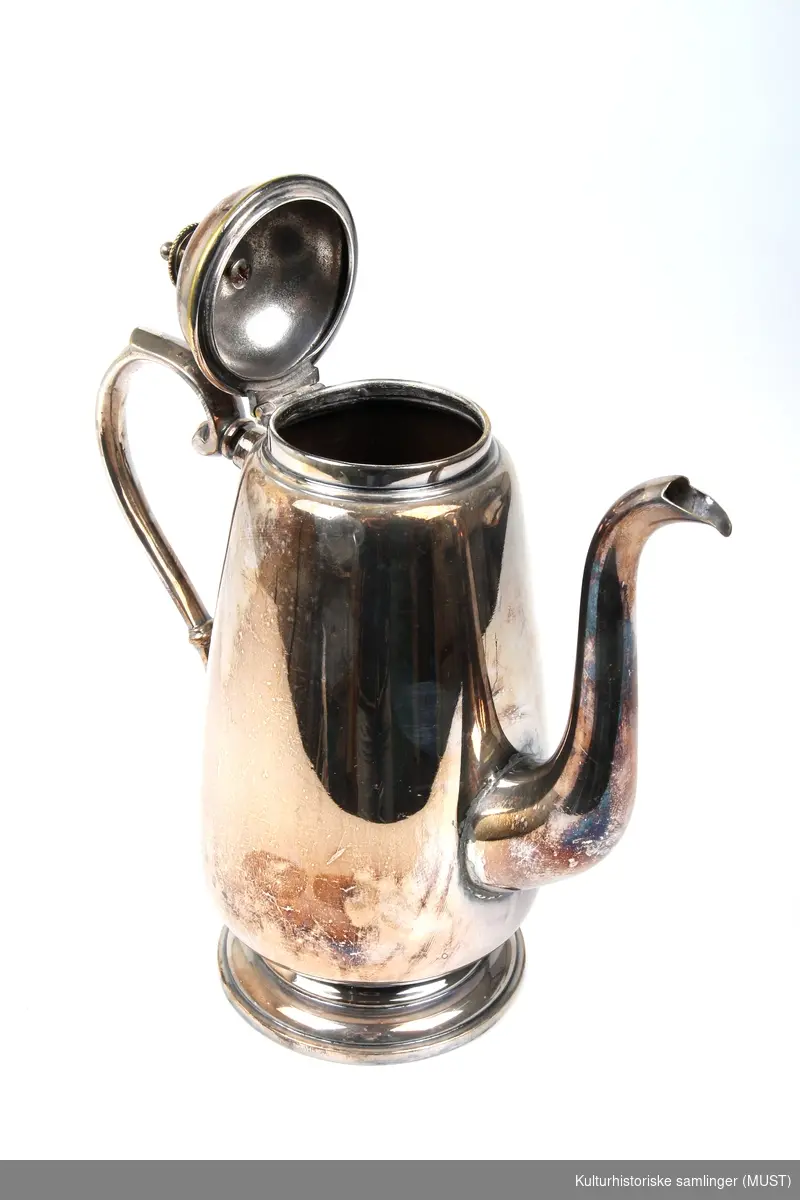 Kaffekanne i sølvplett med hank, s-formet tut og hengslet lokk.