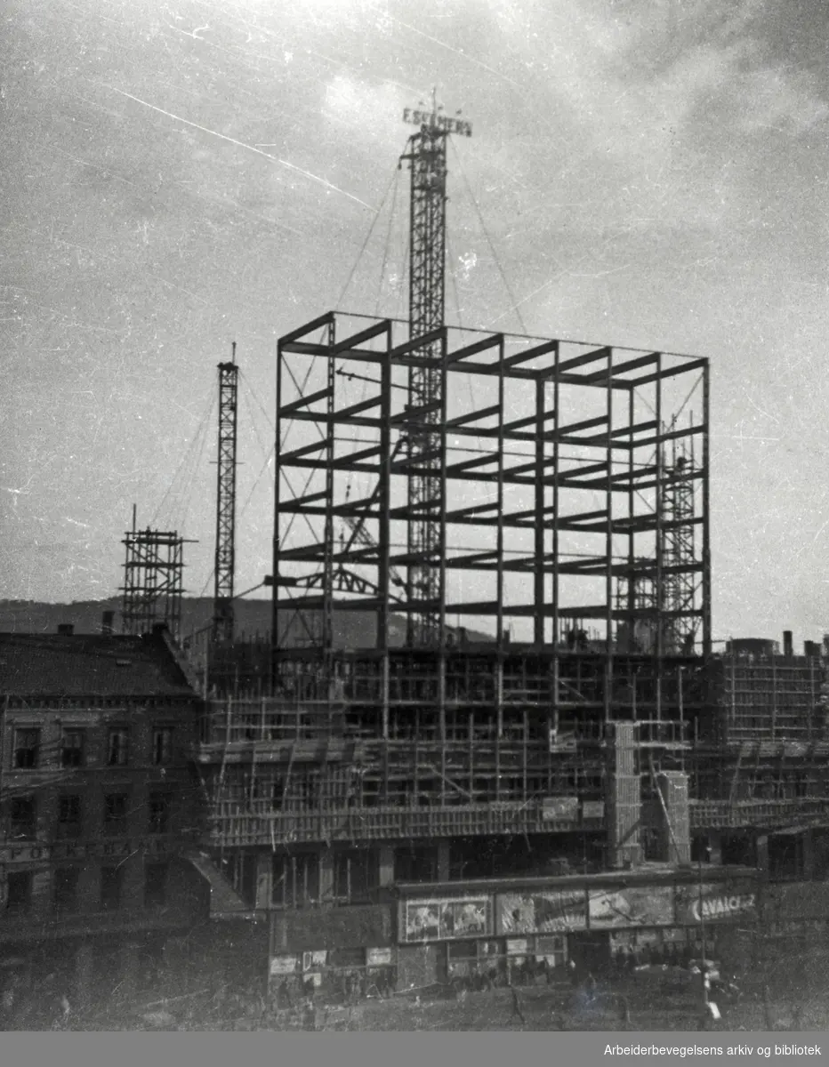 Youngstorget, med byggingen av Folketeaterbygningen,.1932-33