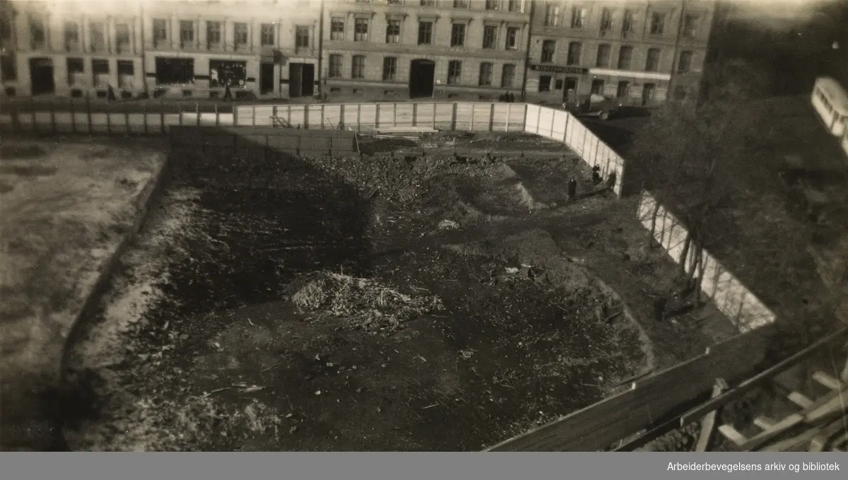Den såkalte "Bestefarstomta" lå i Stortingsgata 28, hvor Odd Fellow-bygningen ble oppført i 1933. .Bildet er tatt av blikkenslager Wilhelm Hassrød under takarbeider på Hotel Continental i 1932.