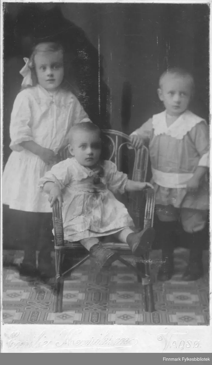 Tre barn, antakelig søsken, fotografert av Emilie Henriksen, Vadsø.