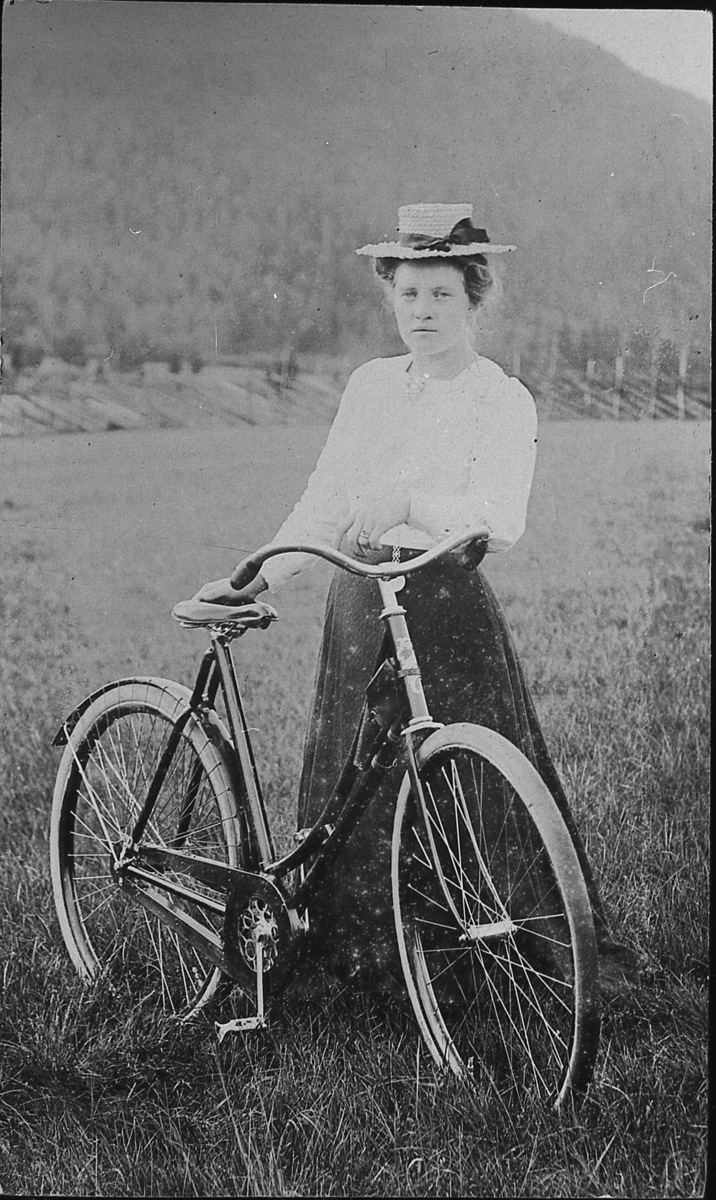 Helga Glømme med sykkel, ca. 1901.