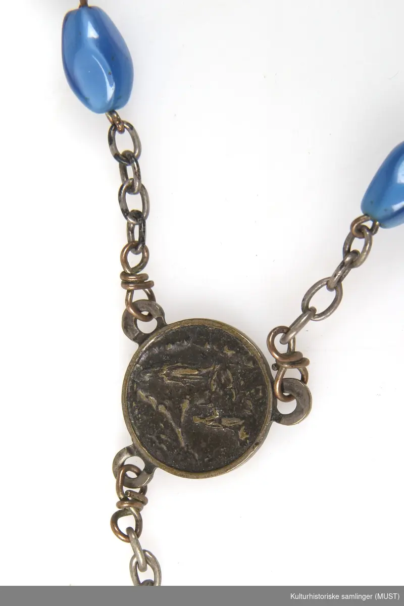 Rosenkrans bestående av perlekjede, medaljong av Jomfru Maria og et krusifiks.
