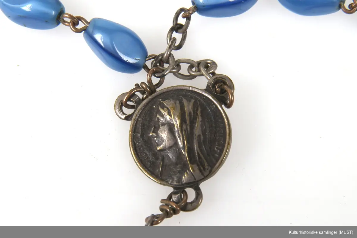Rosenkrans bestående av perlekjede, medaljong av Jomfru Maria og et krusifiks.