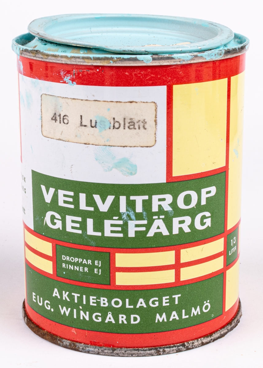 En plåtburk med målarfärg från Aktiebolaget Eug. Wingård, Malmö.
Velvitrop Geléfärg "Lustblått".
