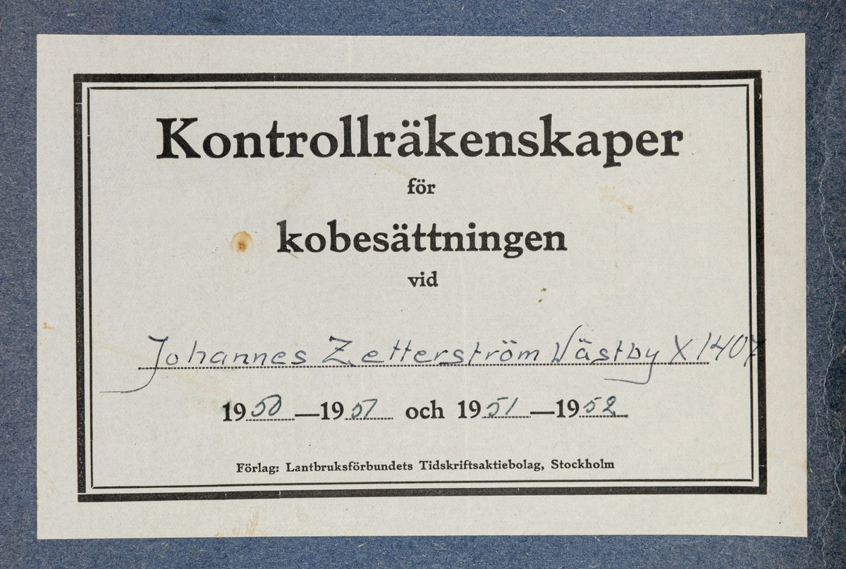 Häfte med kontrollräkenskaper för kobesättning vid Johannes Zetterström, Västby, Holmsveden, 1950-1952
Blå pärm av grövre papper. Förtryckta sidor.
Lantbruksstyrelsens formulär från 1938.
