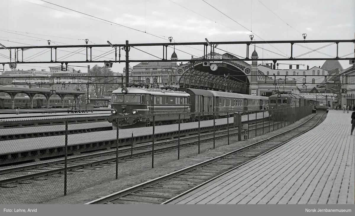 Elektrisk lokomotiv El 11 2147 med hurtigtog til Lillehammer, tog 343, på Oslo Østbanestasjon. Til høyre elektrisk motorvogn BM 65A 19 med lokaltog til Lillestrøm