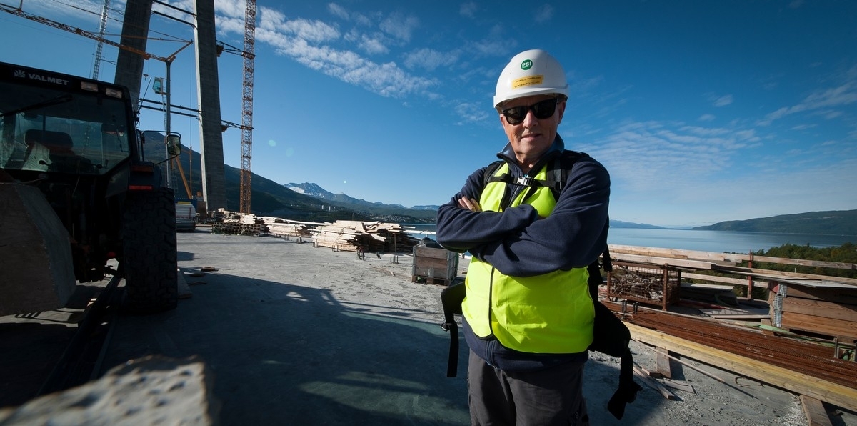 Fotografen: Harald Harnang med verneutstyr. Tårn og anleggsområde på  Øyjord-siden.