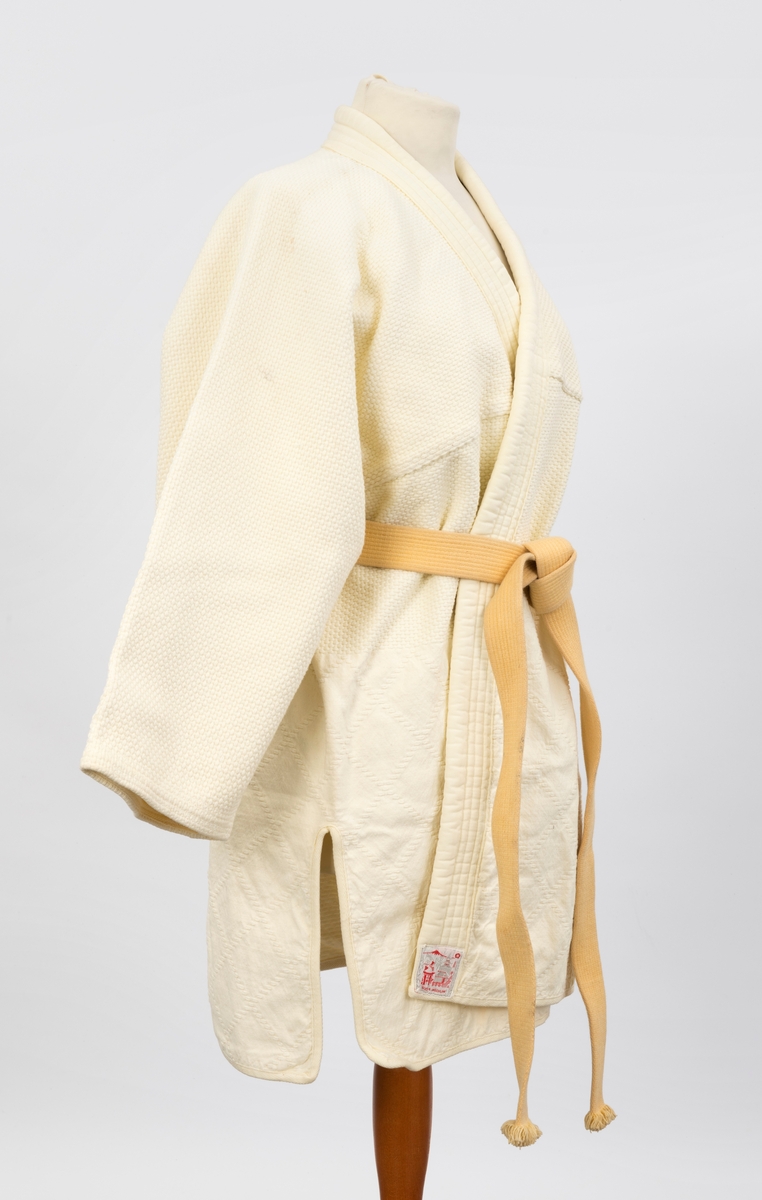 Judodrakt i to deler; jakke og belte.