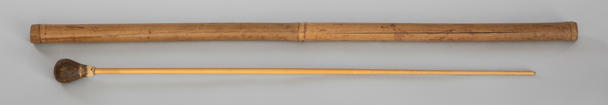 Selvlaget taktstokk, dirigentsatv, med etui. Etuiet er laget av en gjenbrukt skistav i bambus.
