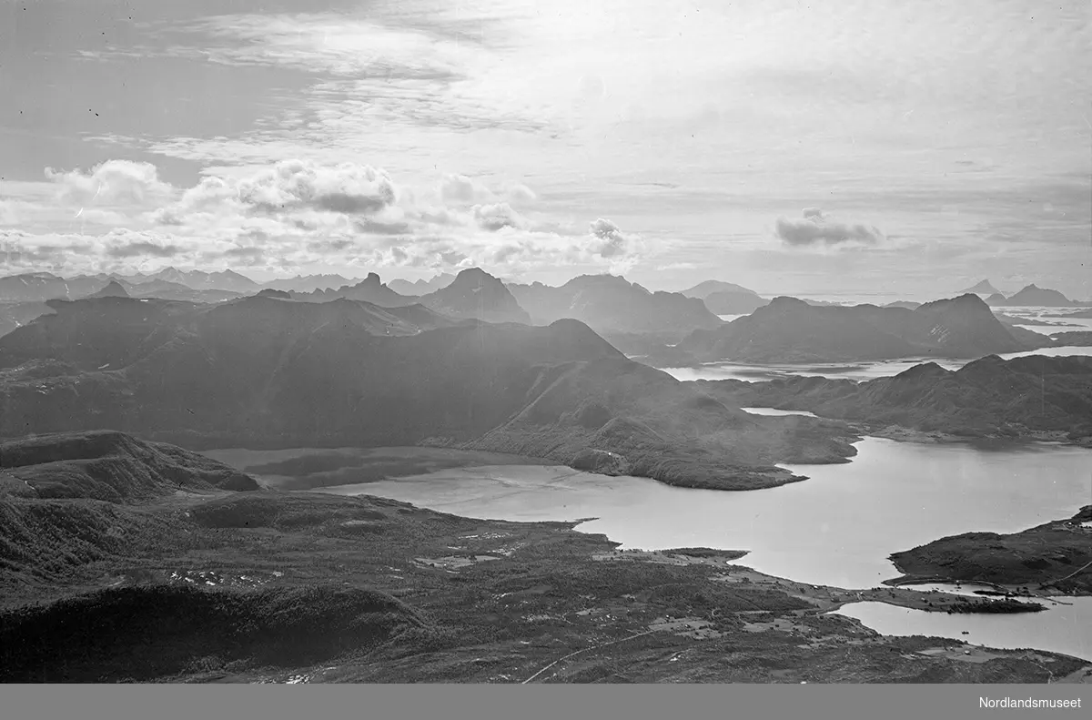flyfoto av Halsa, Holandsfjorden bak, (2 bilder mrk. A og B)