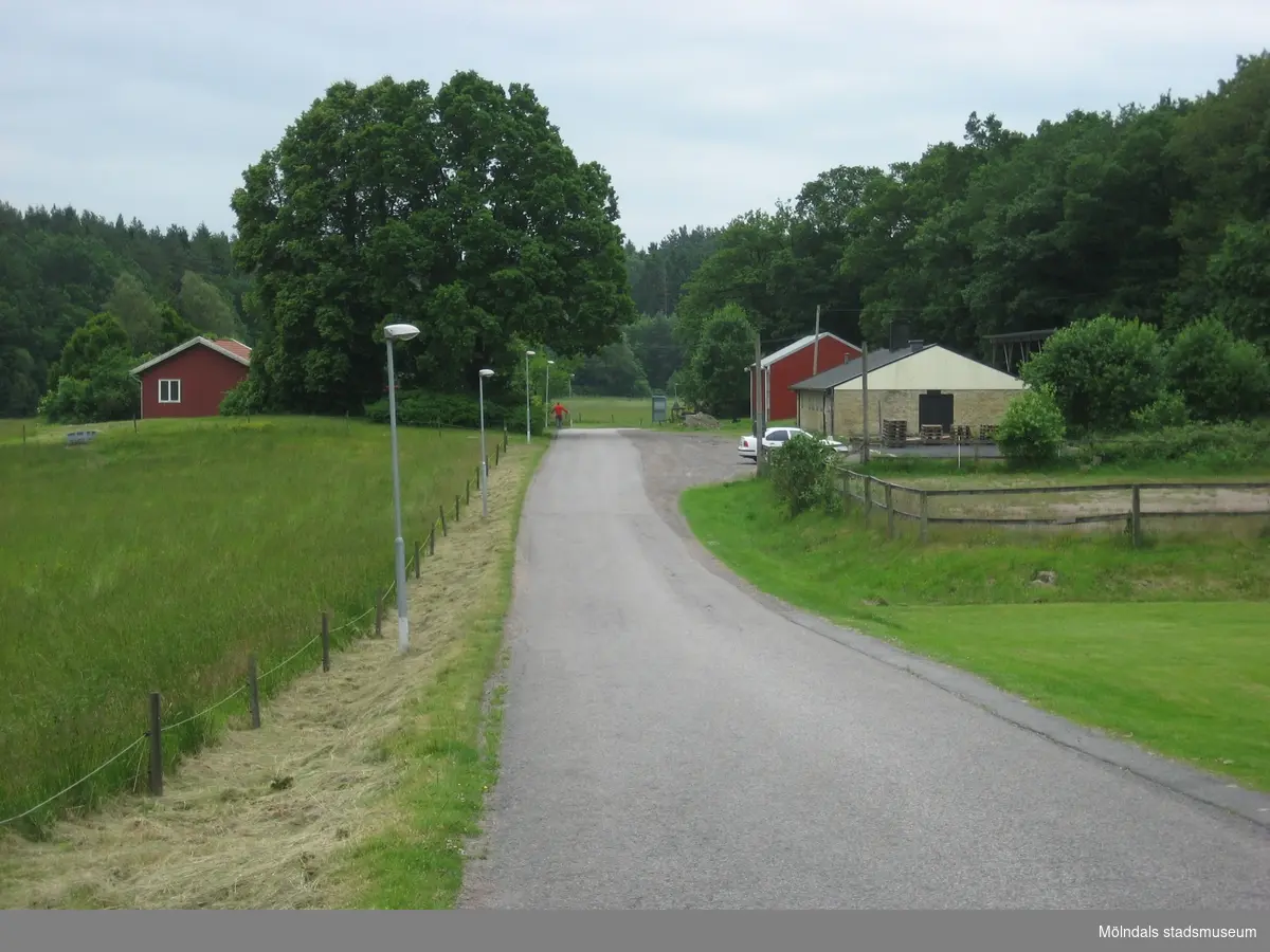 Väg som går genom SiS ungdomshem Fagared i Lindome. Fastighetsbeteckning är Fagered 3:1. I bakgrunden till vänster skymtas Röda villan och till höger en ladugård i gult tegel. Fotografi taget den 29 juni 2012. Byggnadsdokumentation inför rivning.