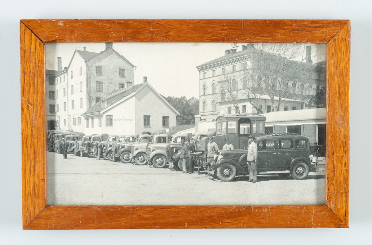Bilden visar transportarbetare som har tagit uppställning med sina fordon framför brandkasernen på Karlskrona Örlogsvarv.
